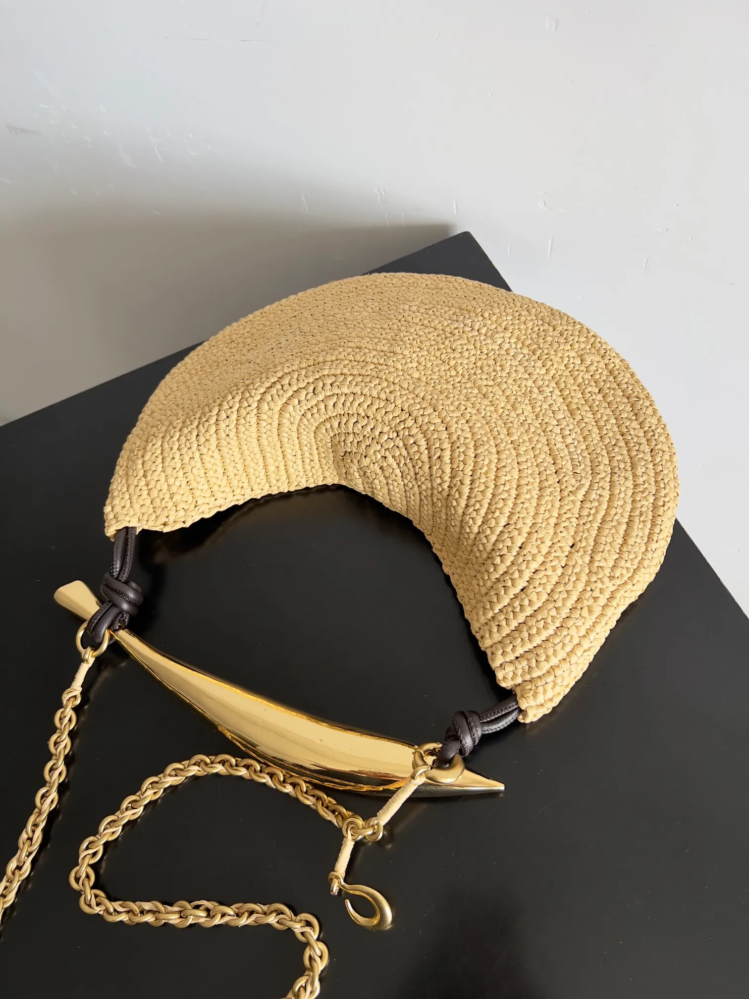Batch 1760 In the hot summer, there must be many friends going to the beach for vacation🏖️🏖️BOTTEGA VENETA new model SARDIE is simply synonymous with vacation, fresh straw style🥥🥥 unique design that is not easy to bump into, any combination will give you a romantic holiday feel. The fish hook on the chain echoes the sardine-shaped handle, adding a touch of color to the original simple appearance. The capacity blessing greatly enhances the practicality, you don’t have to worry about not being able to put things in when you go out. Style No.: 796426 Size: 33*20*4cm